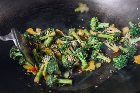 broccoli-with-garlic-sauce-the-woks-of-life image