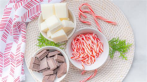 easy-3-ingredient-peppermint-bark-recipe-mashed image