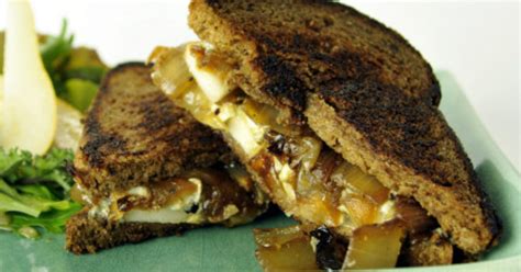 grilled-blue-cheese-with-pears-and-caramelized-onions image