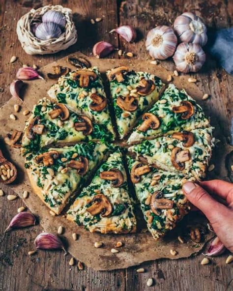 garlic-mushroom-and-spinach-pizza-vegan-bianca image