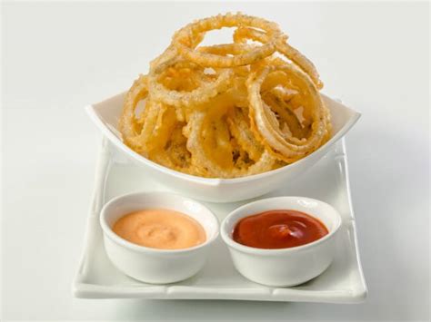 buttermilk-onion-rings-with-grilled-tomato-aioli image