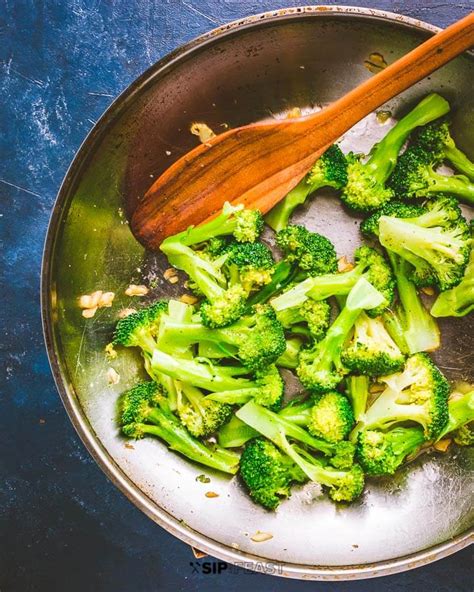 italian-broccoli-garlic-sauteed-sip-and-feast image
