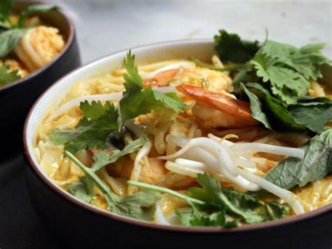 classic-shrimp-laksa-with-rice-noodles-cooking image
