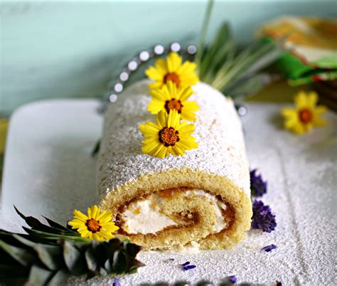 the-upside-down-pineapple-filled-jelly-roll-at-home image