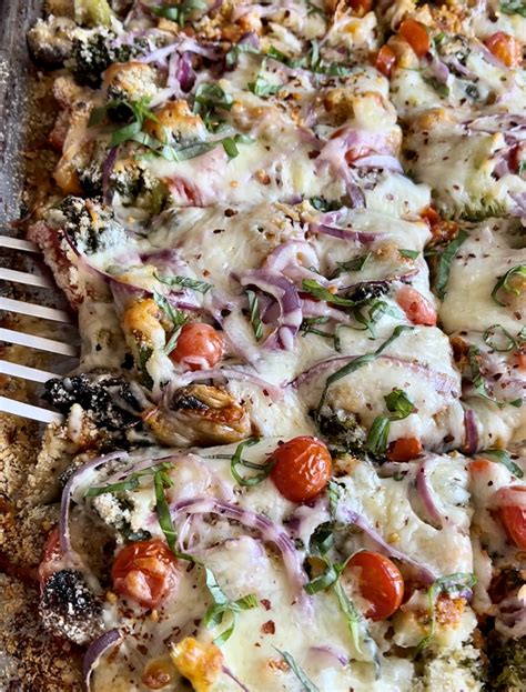 low-carb-roasted-vegetable-pizza-hungry-happens image