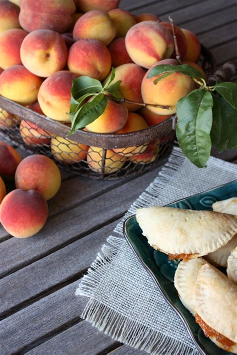 empanadas-de-durazno-peach-hand-pies-la-mode image