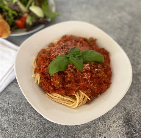 easy-olive-garden-spaghetti-meat-sauce image