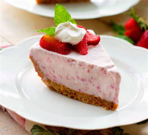 frozen-strawberry-cream-pie-bunnys-warm-oven image