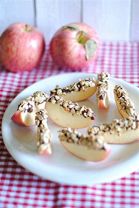 chocolate-and-granola-apple-wedges-eat-yourself image