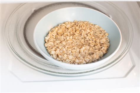 microwave-oatmeal-recipe-easy-4-minute-breakfast image