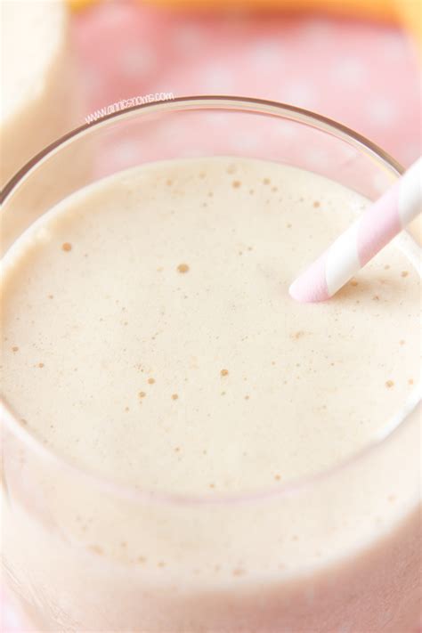 3-ingredient-healthy-vanilla-banana-milkshake image