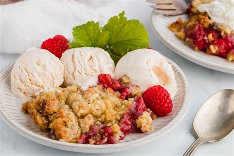 keto-raspberry-crumble-recipe-ketofocus image