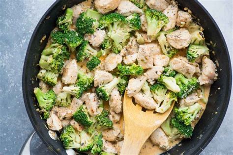 creamy-garlic-chicken-and-broccoli-the-flavours image