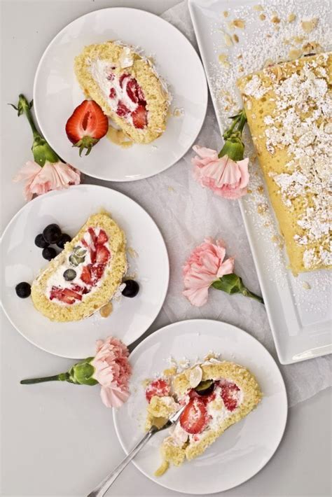 vanilla-cake-roll-with-cream-and-berries-cucinabyelena image