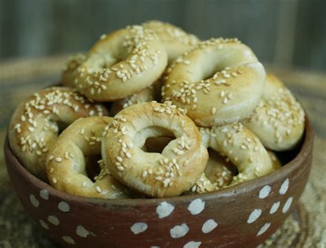 bread-rings-with-sesame-seeds-and-mahlab-kaak image