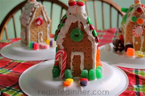 graham-cracker-gingerbread-houses-and-royal-icing image