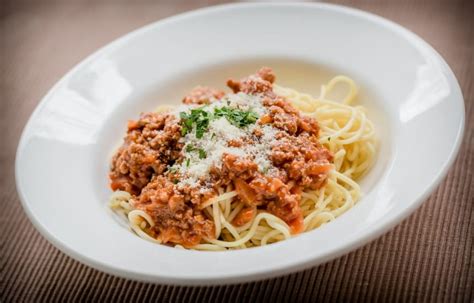 6-of-the-best-pairings-for-spaghetti-bolognese-matching image