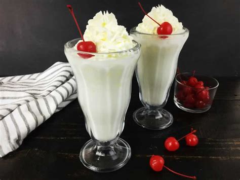 vanilla-italian-cream-soda-recipe-review-by-the-hungry image