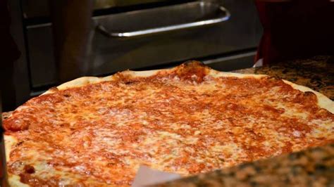 new-york-style-pizza-an-iconic-and-delicious-meal image