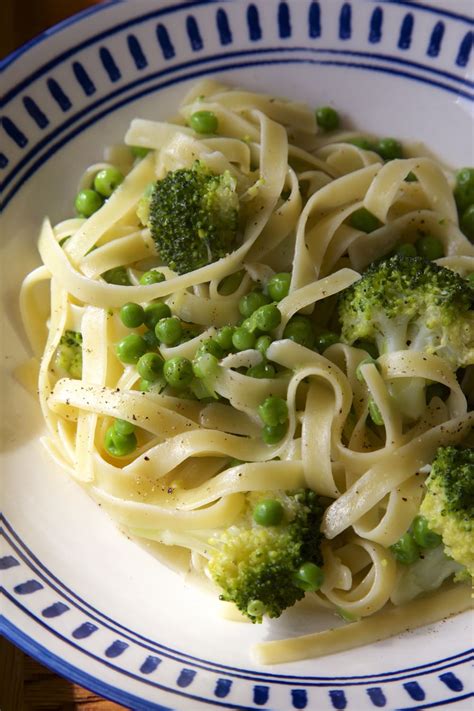 easy-one-pot-pasta-with-peas-and-broccoli image