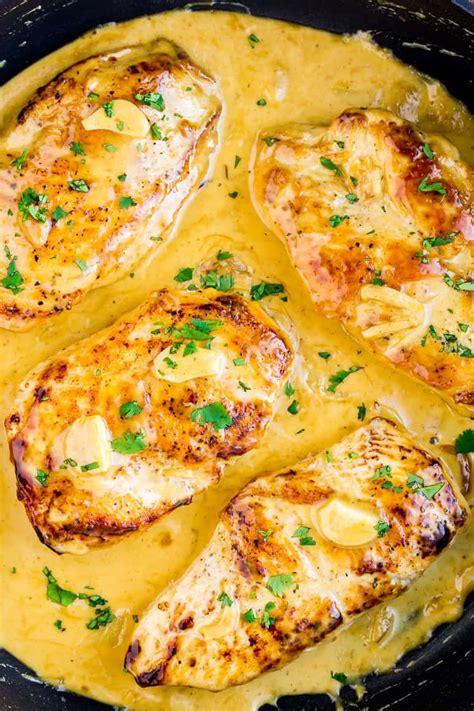 easy-low-carb-creamy-garlic-chicken image