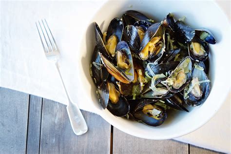 mussels-with-leeks-and-saffron-pei-mussels-mussel image