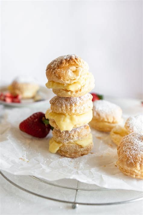 puff-pastry-filled-with-italian-cream-cucinabyelena image