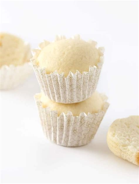 white-wedding-cupcakes-with-buttercream-frosting image