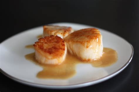 seared-scallops-with-garlic-beurre-blanc-everyday image
