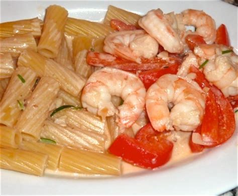 shrimp-in-creamy-garlic-sauce-with-red-peppers image