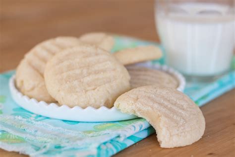 simple-vanilla-cookies-flour-arrangements image