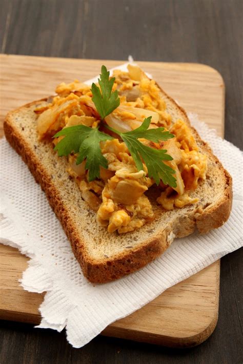 caramelized-onions-scrambled-eggs-tartine-dish-by image