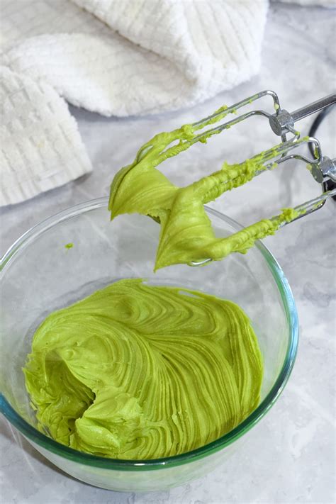 matcha-green-tea-buttercream-frosting-recipe-sweet image