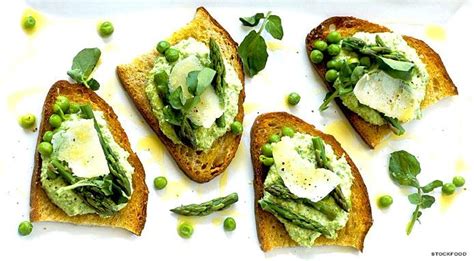 toasted-bread-with-pea-and-asparagus-puree-fine image