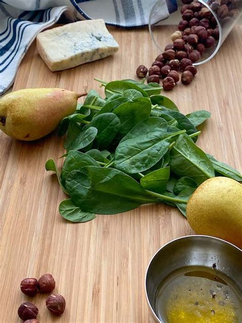 gorgonzola-pear-chicken-salad-with-hazelnut-and image