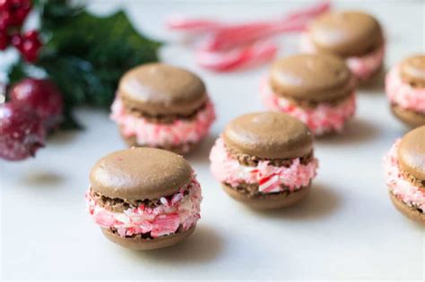chocolate-macarons-recipe-peppermint-filling-mon image