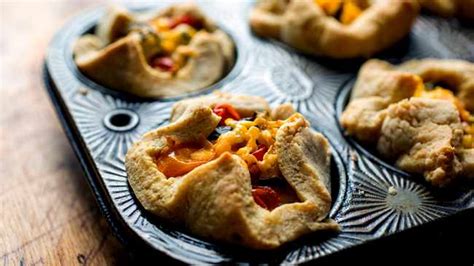 recipe-zucchini-and-tomato-tartlets-with-a-cheddar-crust image