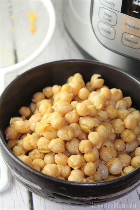 how-to-cook-garbanzo-beans-chickpeas-in-the image
