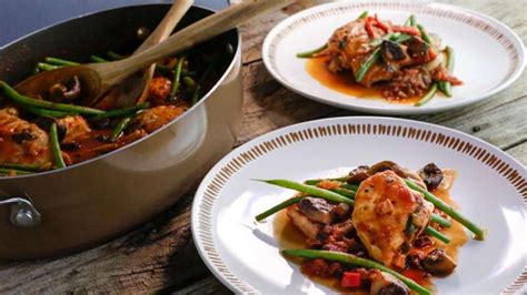 cacciatore-style-boneless-chicken-one-pot-with-green image