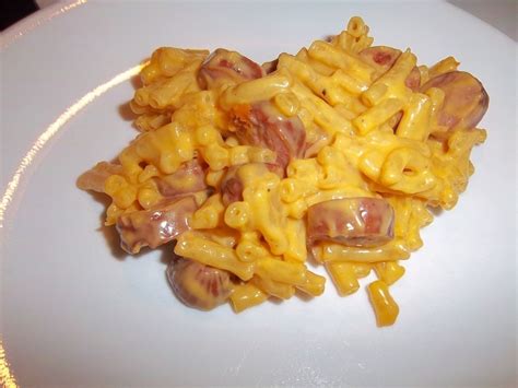 perfect-box-macaroni-and-cheese-and-hot-dogs-cut image