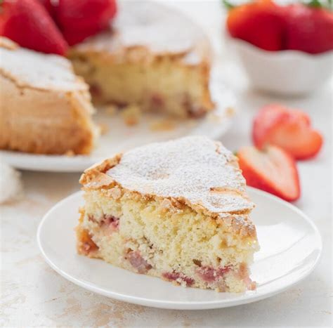 4-ingredient-strawberry-cake-no-butter-or-oil image