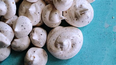 easy-mocha-meringue-cookies-with-espresso-dark image