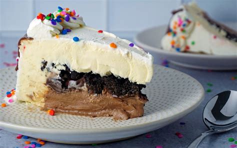 how-to-make-ice-cream-cake-thats-even-better-than-dq image