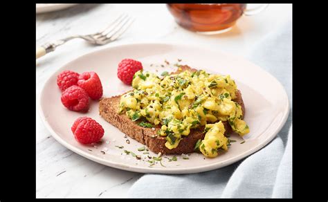 herbed-soft-scrambled-eggs-on-toast-diabetes-food image
