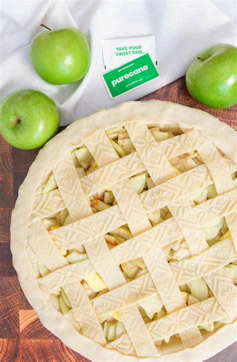 sugar-free-apple-pie-couple-in-the-kitchen image