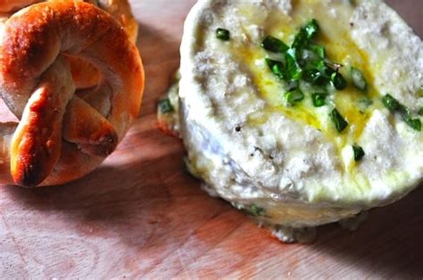 roasted-garlic-beer-and-cheese-dip-recipe-by-lizzy image
