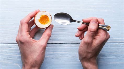 the-boiled-egg-diet-how-it-works-what-to-eat-risks image
