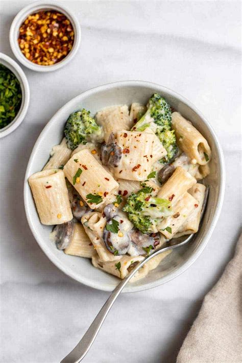 vegan-mushroom-broccoli-pasta-eat-with-clarity image