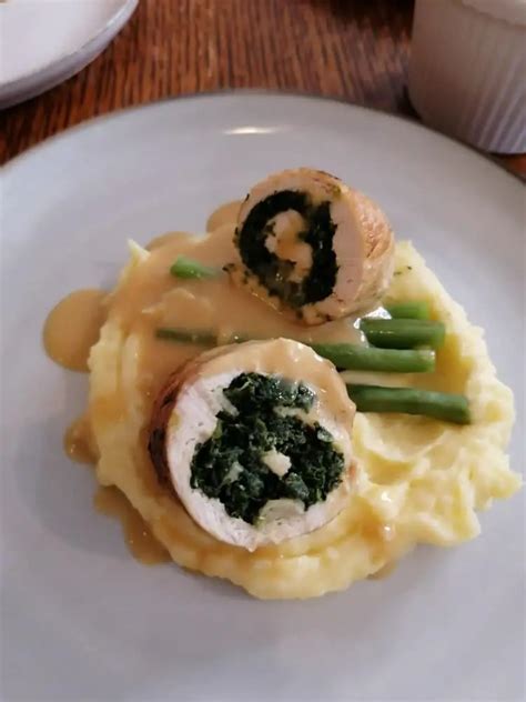 20-minute-chicken-roulade-with-spinach-yummyble image