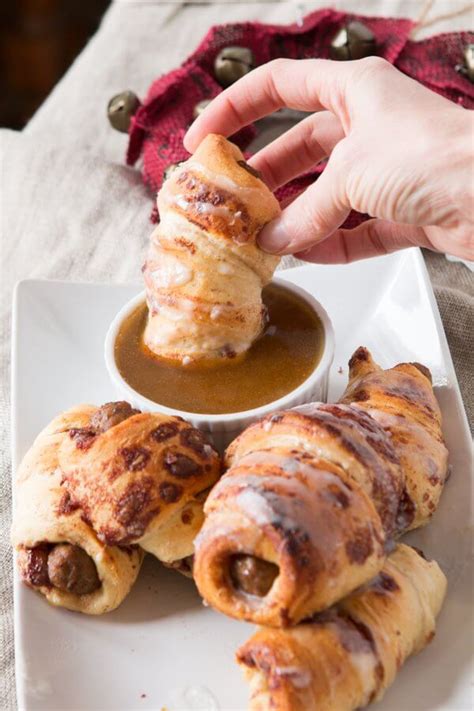 cinnamon-roll-pigs-in-a-blanket-dunkers-oh-sweet-basil image